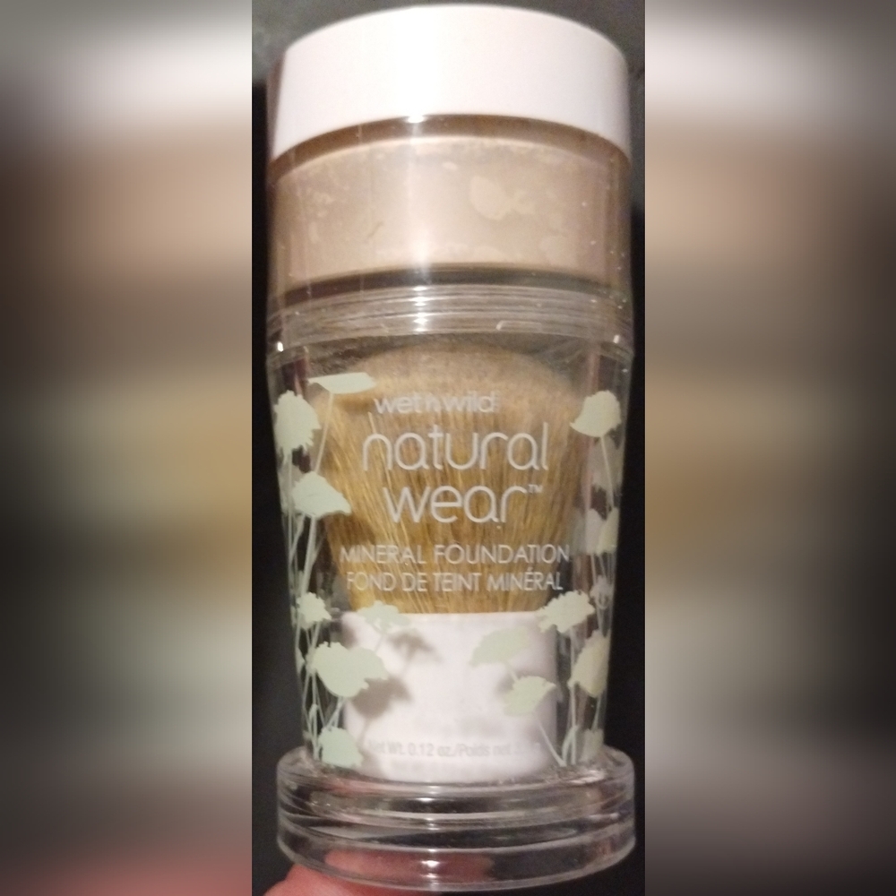 FREE WITH PURCHASE-wet n' wild natural wear MINERAL FOUNDATION - Fair tone